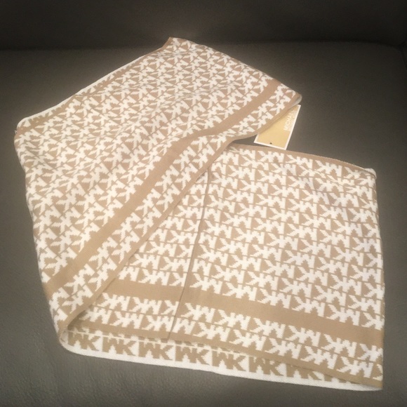 COPY - MICHAEL KORS INFINITY SCARF - Picture 4 of 7
